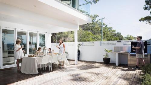 Azure Haven – A Waterfront Luxury Retreat for Families, Corlette (zdjęcie 6)