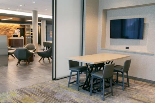 Courtyard Elkhart - image 8