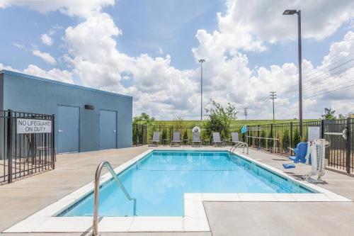 Piscina, Fairfield by Marriott Inn & Suites Lebanon in Lebanon (TN)