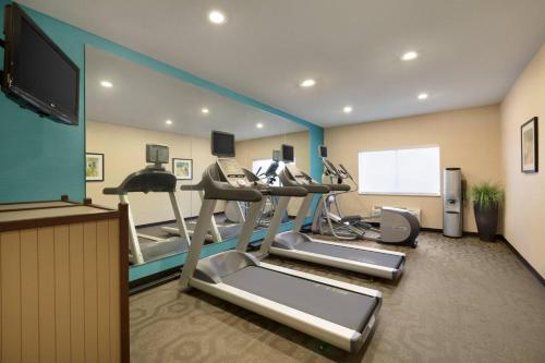 Country Inn & Suites by Radisson, Bismarck-Mandan - 피트니스 센터