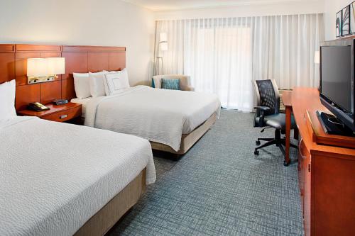 Queen Room with Two Queen Beds image 3