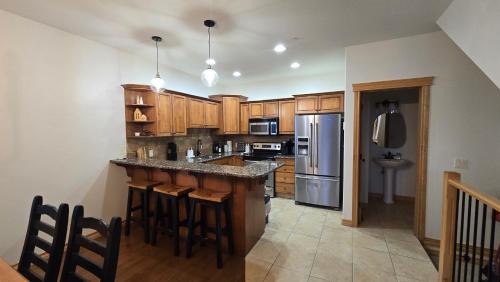 ห้องครัว, Mountain Escape for Ski and Golf Enthusiasts in คิมเบอร์เลย์ (BC)