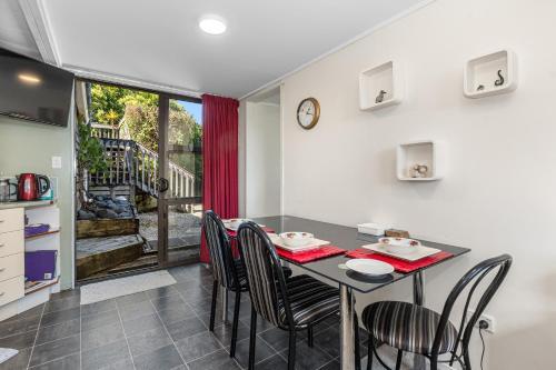 Exterior view, A Hidden Gem - Whangarei Holiday Home in Onerahi