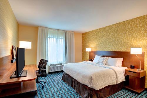 King Room with Roll-in Shower - Mobility and Hearing Accessible