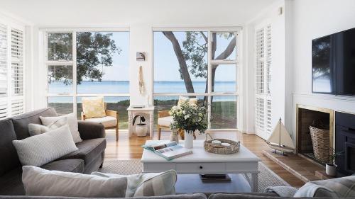 Foreshore Beach House - Stunning waterfront home