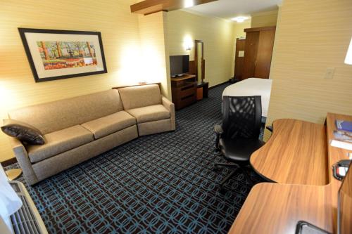 Fairfield Inn & Suites by Marriott Bowling Green - image 2