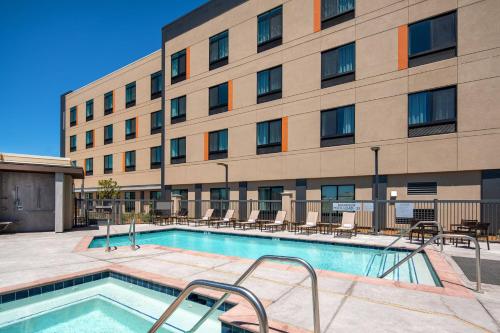 泳池, Courtyard by Marriott Petaluma Sonoma County in 佩塔盧馬