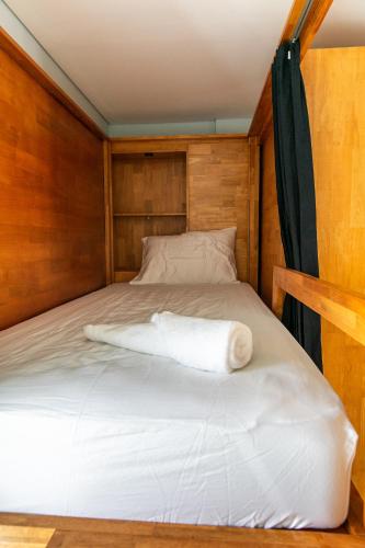Bed in 8-Bed Mixed Dormitory Room image 10