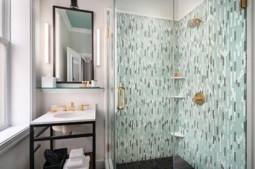 Superior King Room image 3