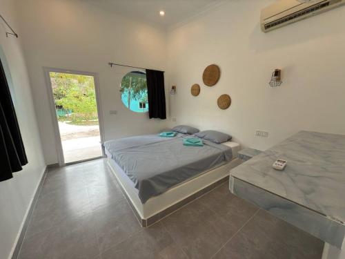 Los Penguin in Chrous Pichnil