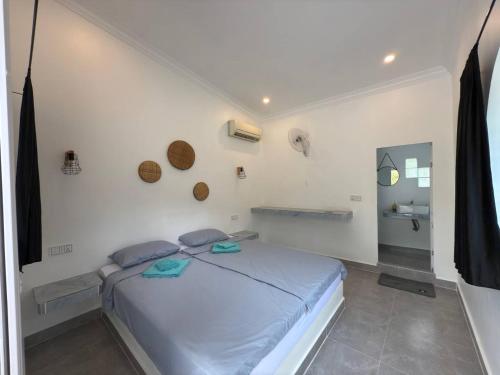 Los Penguin in Chrous Pichnil