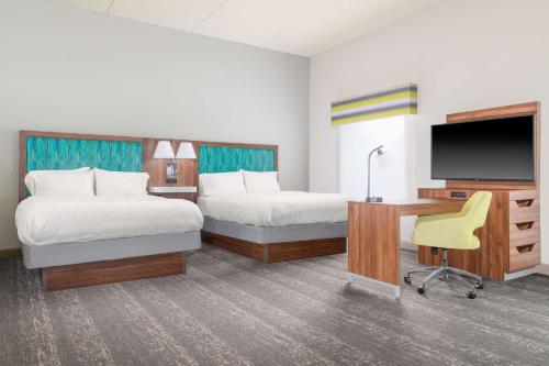2 queen beds, 1 sofa bed