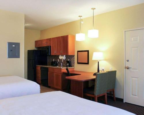 Queen Suite with Two Queen Beds - Non-Smoking