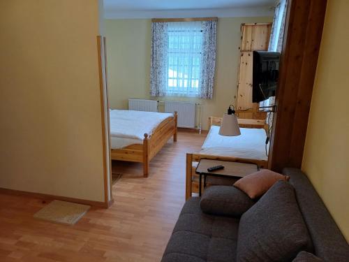 1 queen bed, 1 twin bed