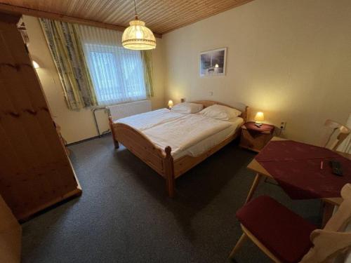 1 queen bed, 1 twin bed, 1 bunk bed