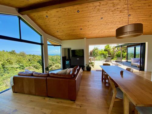 Nestled in Nature 3 Bedroom Treetop Retreat with Spa Pool & Sauna, Raglan (zdjęcie 5)