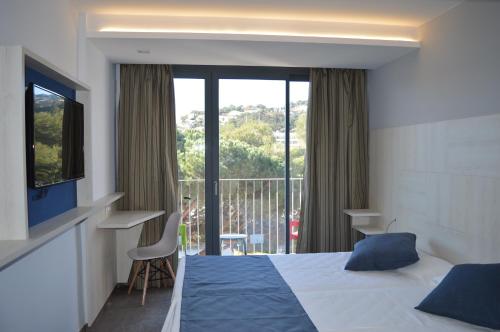 GHT Sa Riera GHT Sa Riera is conveniently located in the popular Tossa de Mar area. Featuring a satisfying list of amenities, guests will find their stay at the property a comfortable one. Service-minded staff wil