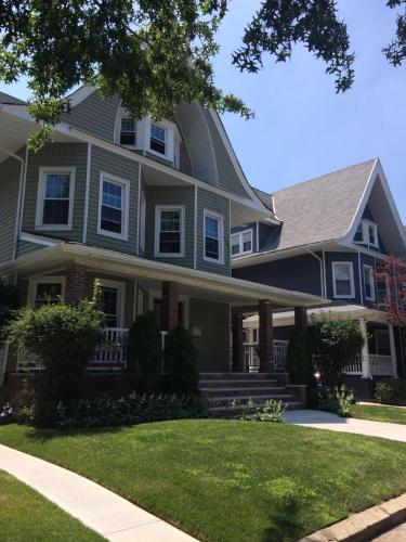Gorgeous Victorian House!! Entire suite in SAMs home in Brooklyn, USA