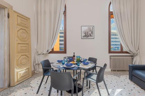 Luxury Calatrava - Apartment in Venetian Palazzo by Sarlux - image 14