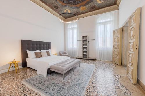 Luxury Calatrava - Apartment in Venetian Palazzo by Sarlux - image 10