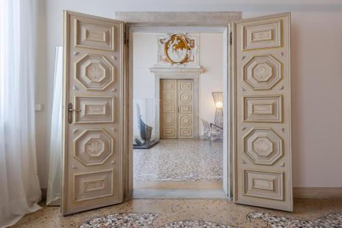 Luxury Calatrava - Apartment in Venetian Palazzo by Sarlux - image 3