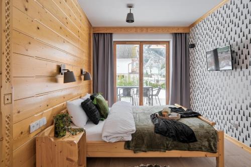 1 queen bed, 1 sofa bed