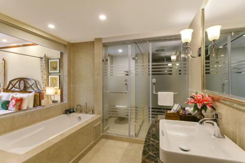 Luxury Suite image 1