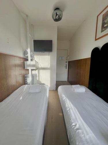 Small Twin Room image 4