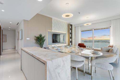 Seaview Living 2 Bedroom - Grand Bleu by Elie Saab, Dubai (Foto 8)