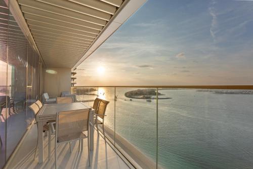 Seaview Living 2 Bedroom - Grand Bleu by Elie Saab, Dubai (Foto 4)