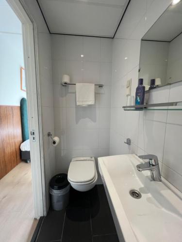 Small Twin Room image 5