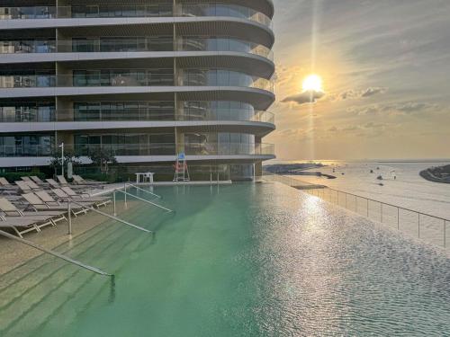 Seaview Living 2 Bedroom - Grand Bleu by Elie Saab, Dubai (Foto 6)