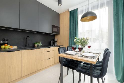 ザコパネ Prestizowe Goralskie Apartamenty w Sercu Zakopanego & Parking by Noclegi Renters 4つ星 ゲストハウス 客室