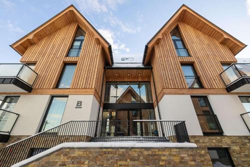 ザコパネ Prestizowe Goralskie Apartamenty w Sercu Zakopanego & Parking by Noclegi Renters 4つ星 ゲストハウス プール