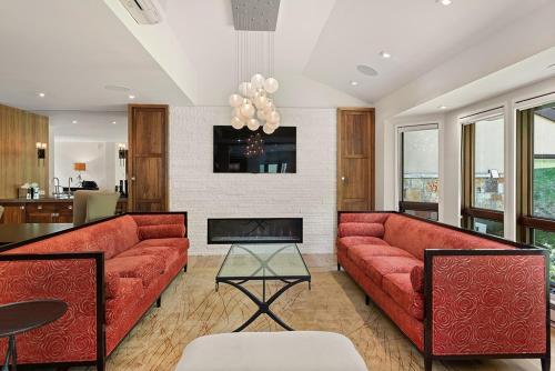 Luxurious Townhome with Fanny Hill and Ski Access by The Woodrun V Townhouses image