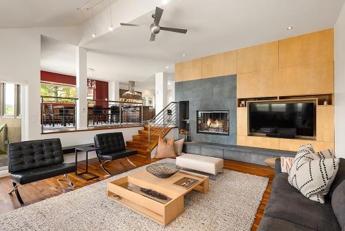 Timeless Ski-In Ski-Out Snowmass Mountain Townhome by The Woodrun V Townhouses image