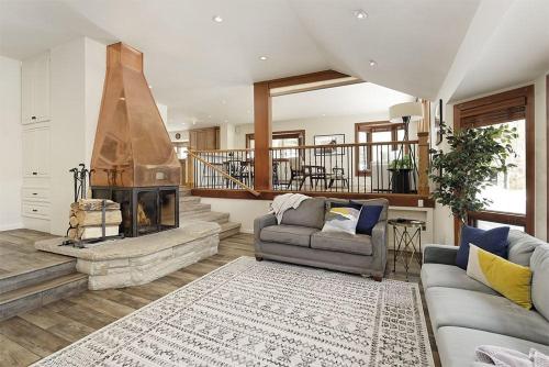Modern Elegance Townhome with Ultimate Ski Access by The Woodrun V Townhouses
