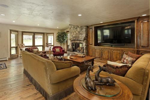 Elegant Ski Access Townhome with Snowmass Views by The Woodrun V Townhouses image