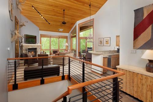 Contemporary Townhome with Ski-In Ski-Out Access by The Woodrun V Townhouses image