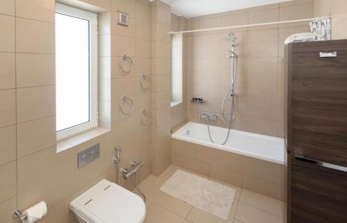 Nice Sea View Elegant Apartment - image 10