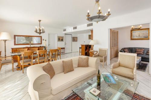 Nice Sea View Elegant Apartment - image 3