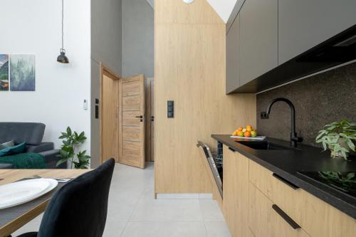 ザコパネ Prestizowe Goralskie Apartamenty w Sercu Zakopanego & Parking by Noclegi Renters 4つ星 ゲストハウス 眺望