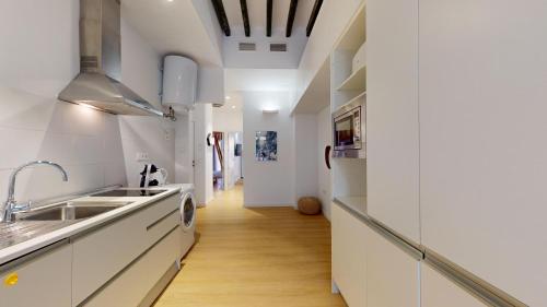 Deluxe Two Bedroom Apartment with Balcony image 9