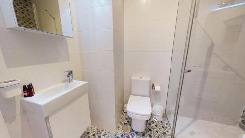 Deluxe Two Bedroom Apartment with Balcony image 1