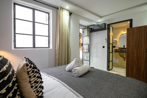 Deluxe Suite image 9