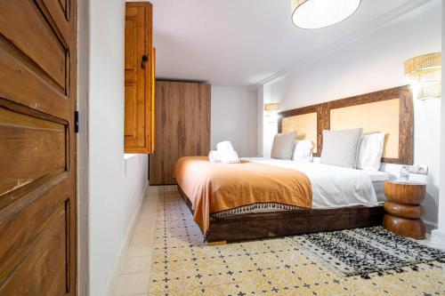 Deluxe Double Room image 9