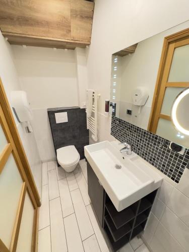 St Paul Marais Flat Ground Floor - image 5