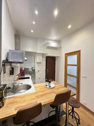 St Paul Marais Flat Ground Floor - image 3