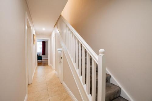 Three-Bedroom Townhouse image 4