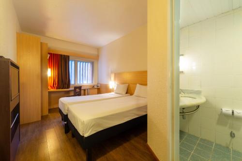 Standard Twin Room image 3